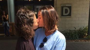 Bruna Marquezine beija atriz em protesto contra a cura gay