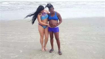 Neném, da dupla com Pepê, exibe barrigão de grávida na praia com a esposa