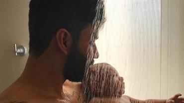 Gusttavo Lima posta foto com o filho debaixo do chuveiro: "nossos momentos"