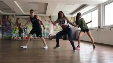 Scheila Carvalho posta vídeo dançando e exibe a boa forma aos 44 anos