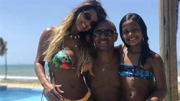 Mulher de Tiririca mostra corpão em clique de biquíni