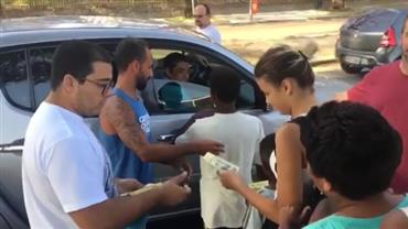 Zeca Pagodinho distribui doces de Cosme e Damião pelas ruas do Rio de Janeiro