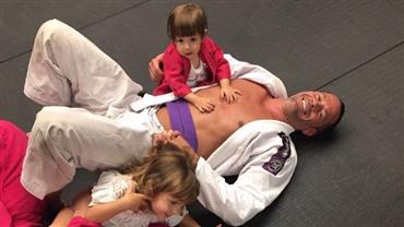 Malvino Salvador treina jiu-jitsu com a esposa e filhas: "Em família"