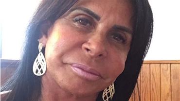 Gretchen mostra corpão antes de treino e brinca sobre "barriga negativa"