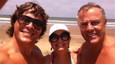 "Acusação vergonhosa", dispara pai de Theo Becker sobre Fábio Arruda ter afirmado que o ator foi "acompanhante de mulheres"