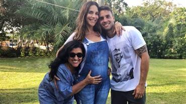 Ivete Sangalo mostra barriga saliente em foto com o marido e Regina Casé