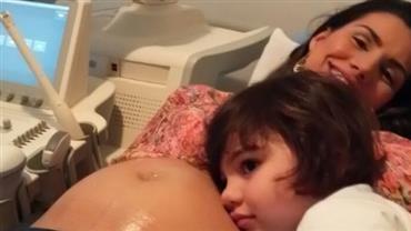 Ex-BBB Mariana Felício descobre sexo dos filhos gêmeos e comemora