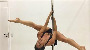 Dani Suzuki mostra flexibilidade e boa forma em aula de pole dance