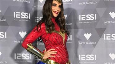 Ivete Sangalo mostra barriga super saliente em fantasia de Mulher-Maravilha