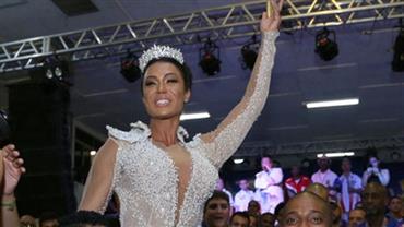 Gracyanne Barbosa posta vídeo com look transparente em coroação no RJ