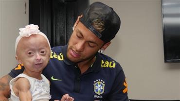 Neymar realiza sonho de torcedora mirim portadora de doença rara