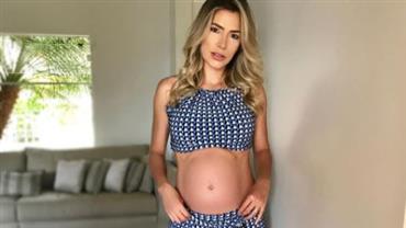 Grávida do 2º filho, Adriana Sant'Anna deixa à mostra barriga redondinha em foto na web