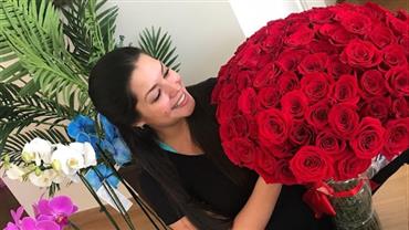 Thais Fersoza ganha buquê gigante após celebrar aniversário de casamento