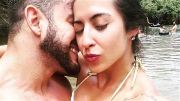 Priscila Pires ganha apalpada sexy do namorado durante banho de rio