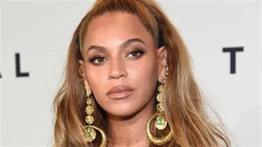 Quatro meses após dar à luz, Beyoncé exibe boa forma com look justíssimo
