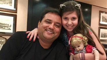 Geraldo Luís dá presente para a filha da namorada de Marcelo Rezende: "foi lindo"