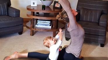 Gisele Bündchen publica foto antiga da filha imitando poses de ioga