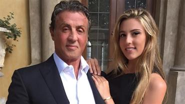 Filha de Sylvester Stallone posa com look inspirado em "Rambo"