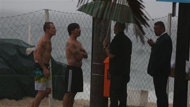 Ashton Kutcher, Owen Wilson e astros do Red Hot encaram chuva em praia no Rio