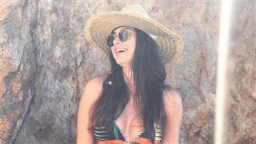 Thaila Ayala impressiona com "barriga negativa" em foto de biquíni