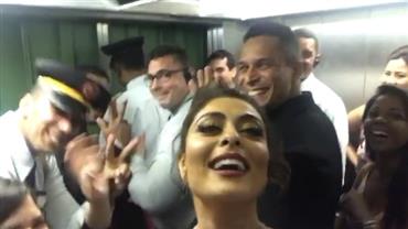 Juliana Paes fica presa em elevador cheio e grava vídeo divertido
