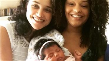 Grávida, Débora Nascimento faz "treinamento" com filha de Juliana Alves