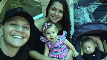 Thais Fersoza posta foto com a família em aeroporto: ''Viajar com a turminha foi um evento''