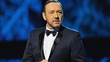 Kevin Spacey pede desculpas por assédio e assume homossexualidade