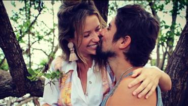 Grávida, Juliana Didone exibe barriguinha em foto de biquíni: "Um transbordar de sentimentos"