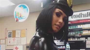 Demi Lovato deixa bumbum à mostra de fio-dental ao encarnar policial sexy