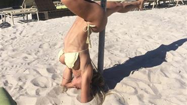 Ex-BBB Vanessa Mesquita faz pole dance de biquíni na praia: "não resisti"