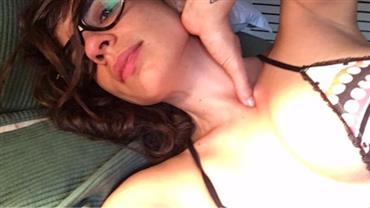 Maria Ribeiro mostra tatoo em foto rara de biquíni: "Cleo Pires que mora em mim"