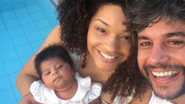 Juliana Alves posa com marido e filha, e fãs reparam: "mais parecida com o pai"