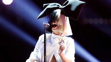 Cantora Sia posta foto nua para evitar que fotógrafos vendam flagra