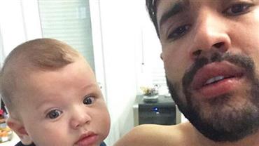 Filho de Gusttavo Lima rouba a cena em foto com o pai: "Cara de homenzinho"