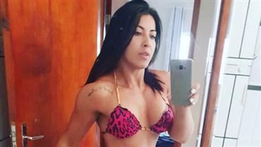 Priscila Pires ostenta barriga seca e bumbum durinho em selfie de biquíni