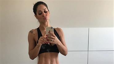 Mayra Cardi exibe abdômen trincado e fã comenta: "Arthur Aguiar deu sorte"