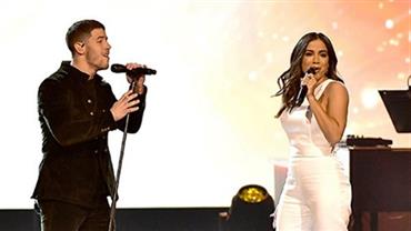 Anitta posa com famosos "gringos" e canta com Nick Jonas em festa nos EUA