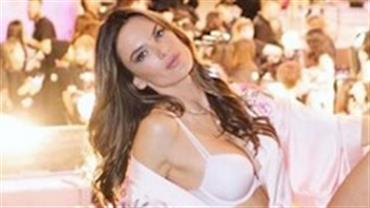 Alessandra Ambrosio ostenta pernões ao postar foto de lingerie na China