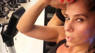 Adriane Galisteu ostenta barriga chapada e fã brinca: "Vi gordurinha na sua unha"