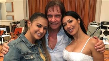 Roberto Carlos posa com Simone e Simaria em ensaio de programa