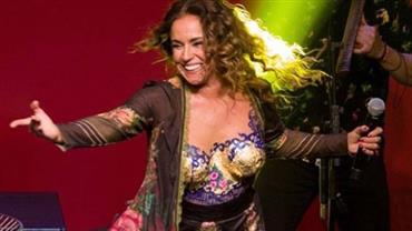 Daniela Mercury faz show com pintura nos seios e protesta: "Meu corpo é arte"
