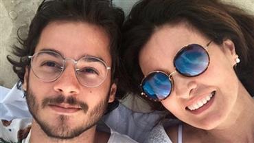 Fátima Bernardes posa com namorado na praia e dedica música romântica