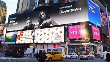 Anitta tem foto estampada em famoso outdoor de Nova Iorque