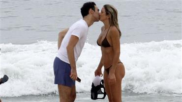 Às vésperas do casamento, Ticiane Pinheiro e César Tralli se divertem na praia