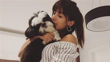 Anitta mostra novo visual com franjinha ao postar fotos paparicando seus cachorros