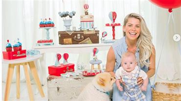 Karina Bacchi comemora "mesversário" do filho e mostra detalhes na web