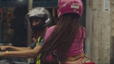 Anitta ganha elogio do Detran-RJ por usar capacete em clipe de "Vai Malandra"