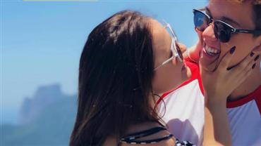 De férias nos EUA, Larissa Manoela lamenta falta do namorado: "Saudade"
