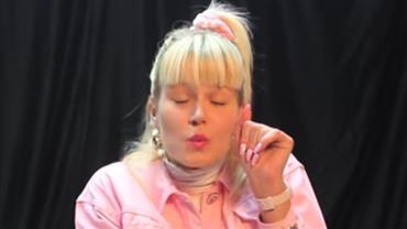 Sósia holandesa de Xuxa imita bordão da apresentadora e diz: "amei a nave rosa"